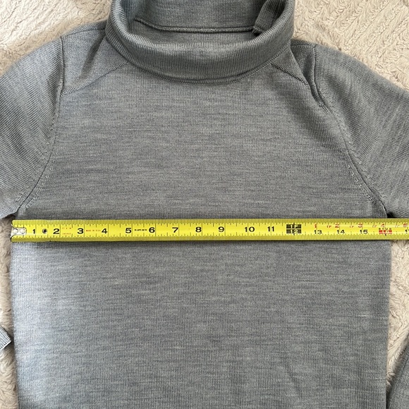 Lululemon City Trek Turtleneck Merino wool in Heathered Silver Drop, Size Small - Picture 14 of 16
